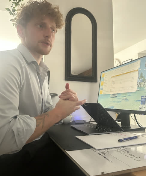 Louis au bureau
